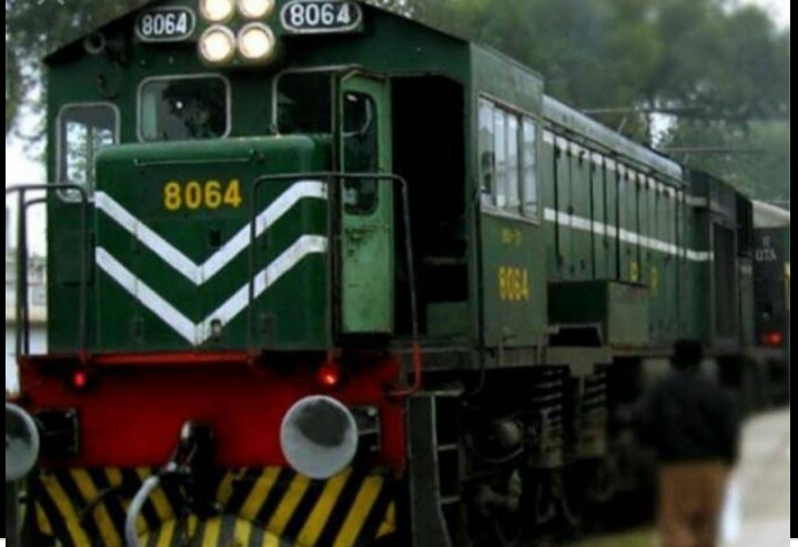 Sukkur: Important announcement of Federal Minister for Railways In view of financial situation in Railways, permanent employees will no longer be recruited.