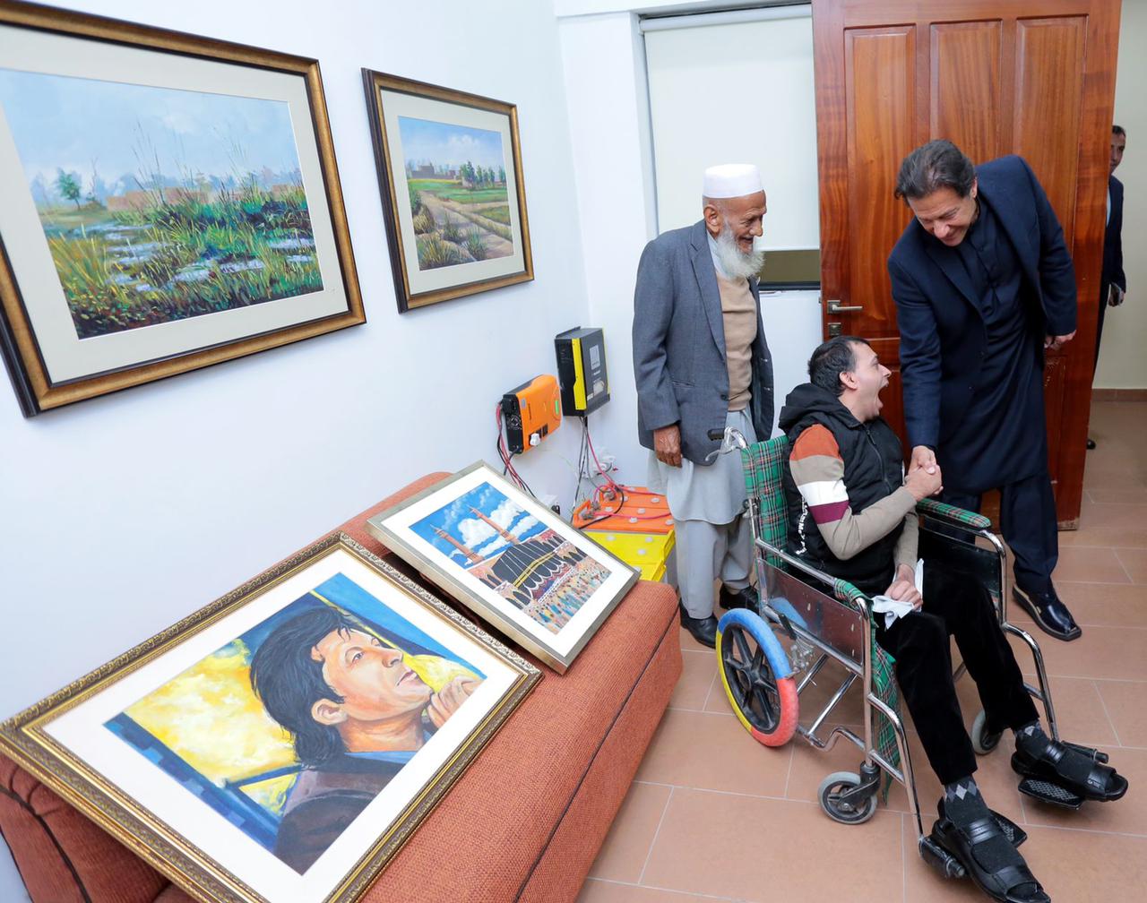 Disabled artist presents beautiful paintings to Imran Khan.