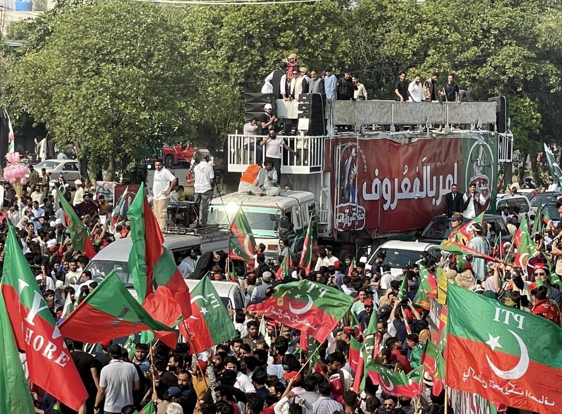 Real Azadi March of Lahore Tehreek-e-Insaf has started. Imran Khan took the leadership of the march by riding in a container.