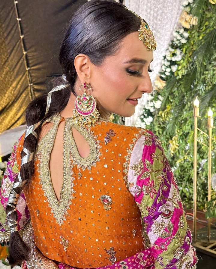 Renowned actress Momal Sheikh’s wonderful dance on her cousin’s wedding.