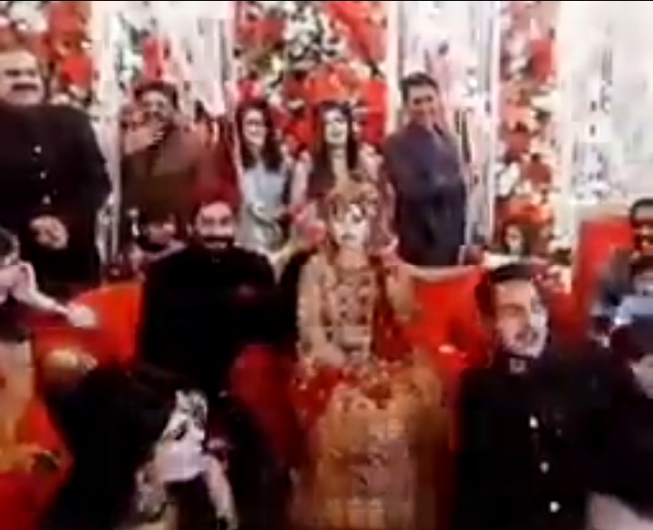 The bride raised slogans of Imran Tere Jansar Bayshumar at her wedding.