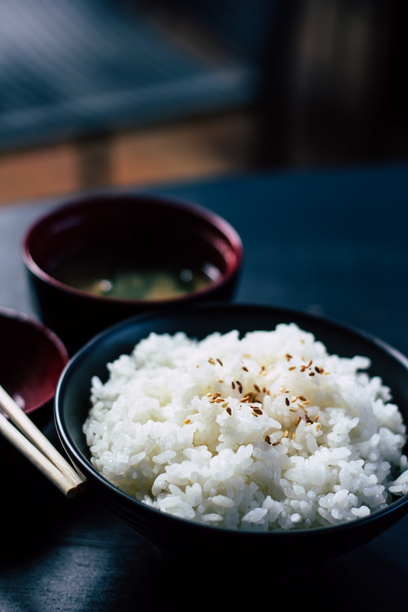 Advantages and disadvantages of eating white rice daily.