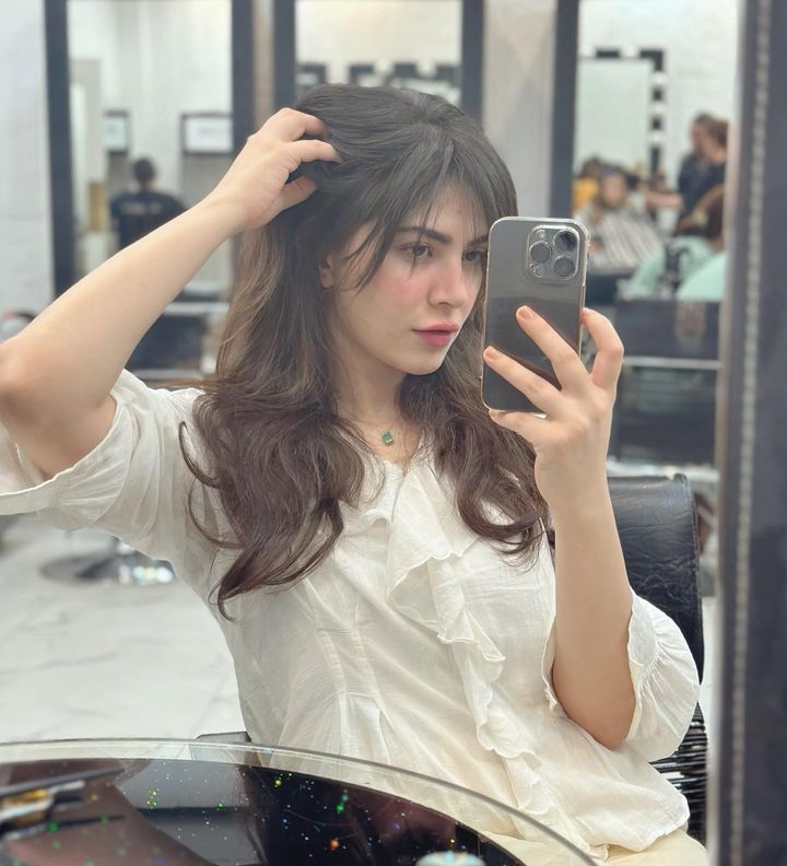 Famous actor Hamza Ali Abbasi’s wife Nimal Khawar’s mirror selfie touched the hearts of fans.